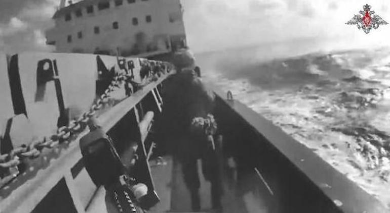Rusya Şukru Okan gemisine yaptığı baskının görüntülerini yayınladı