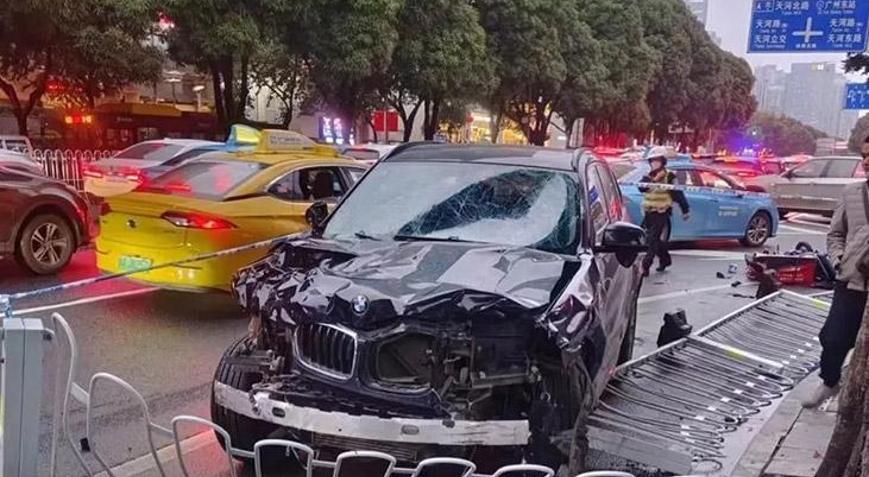 Çinde kalabalığın arasına dalan araç beş kişinin ölümüne sebep oldu