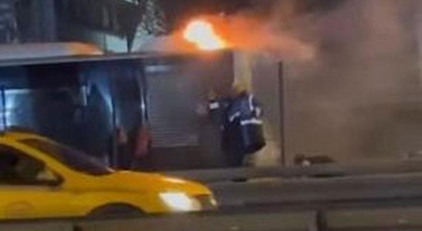 Bakırköyde metrobüs yangını Seferlerde aksama yaşandı